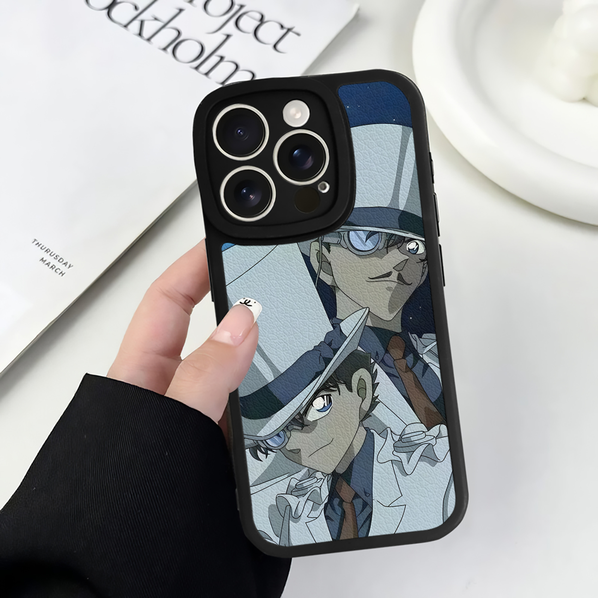 （画像用） 名探偵コナン Detective Conan 【iPhone 16シリーズ対応】シリコンスマホケース（レザー調） 材質：シリコン